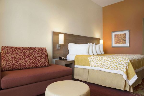 DAYS INN & SUITES BY WYNDHAM B (Belmont)
